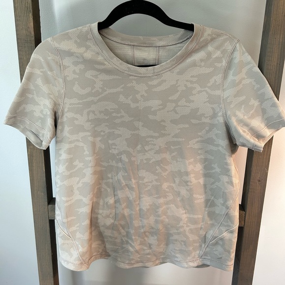 Lululemon workout Tshirt - Picture 1 of 3